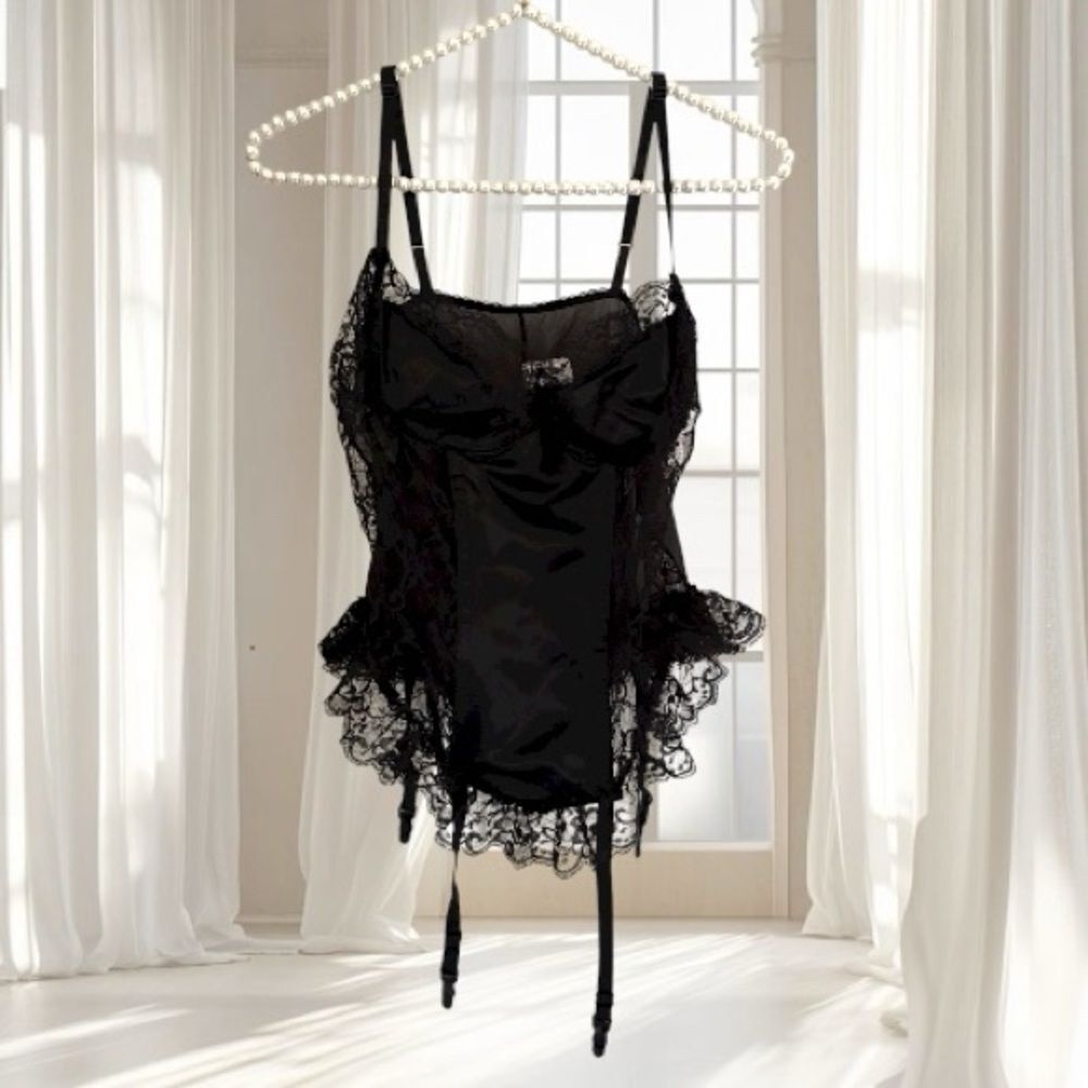 NWOT Frederick’s of Hollywood Black Satin Lace Garter Coset Thong Set Size L